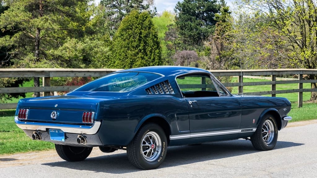 Ford Mustang fastback 1965 color azul